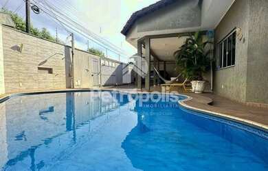 Imagem: A casa possui 4 Dormitórios, 4 Banheiros, 3 Vagas na garagem