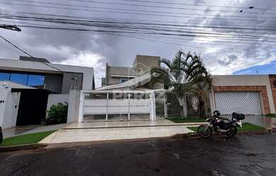 Imagem: A casa possui 4 Dormitórios, 5 Banheiros, 4 Vagas na garagem