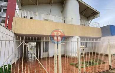 Imagem: A casa possui 4 Dormitórios, 5 Banheiros, 4 Vagas na garagem