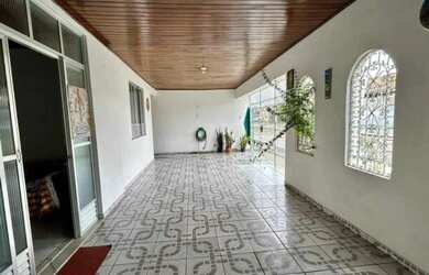 Imagem: A casa possui 2 Dormitórios, 2 Banheiros, 2 Vagas na garagem