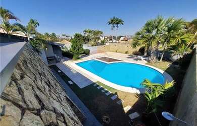 Imagem: A casa possui 5 Dormitórios, 5 Banheiros, 4 Vagas na garagem