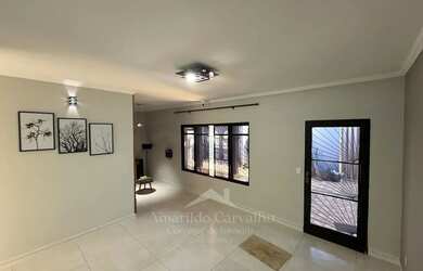 Imagem: A casa possui 3 Dormitórios, 3 Banheiros, 2 Vagas na garagem