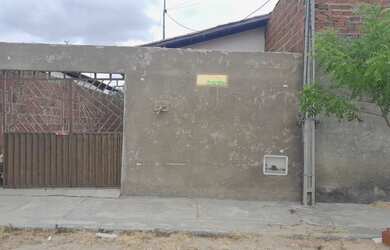 Imagem: A casa possui 2 Dormitórios, 1 Banheiro e está localizado