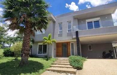 Imagem: A casa em condomínio possui 4 Dormitórios, 2 Banheiros, 2