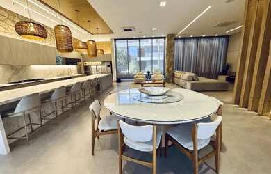 Imagem: A casa em condomínio possui 4 Dormitórios, 5 Banheiros, 2