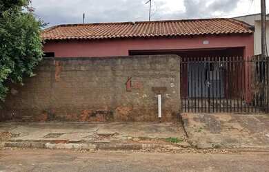 Imagem: A casa possui 2 Dormitórios, 1 Banheiro, 1 Vaga na garagem