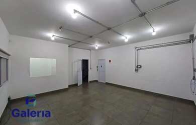 Imagem: O depósito possui 4 Vagas na garagem, 450m² de Área e está