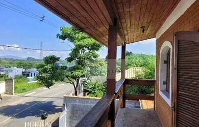 Imagem: A casa possui 3 Dormitórios, 3 Banheiros, 4 Vagas na garagem