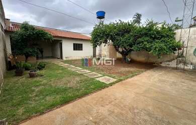 Imagem: A casa possui 3 Dormitórios, 2 Banheiros, 3 Vagas na garagem