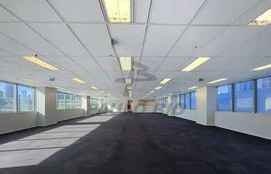 Imagem: O depósito possui 5 Vagas na garagem, 457m² de Área e está