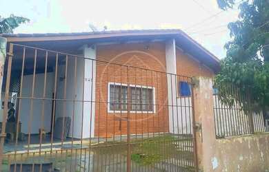 Imagem: A casa possui 3 Dormitórios, 1 Banheiro, 2 Vagas na garagem