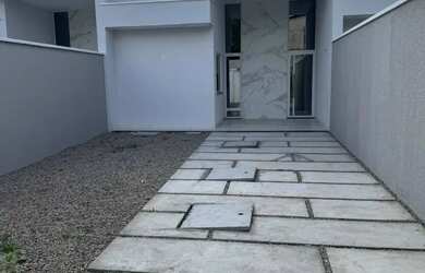 Imagem: A casa possui 3 Dormitórios, 2 Banheiros, 2 Vagas na garagem