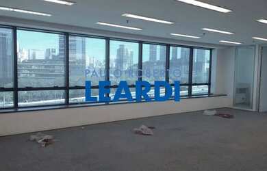 Imagem: O depósito possui 5 Vagas na garagem e 474m² de Área e está