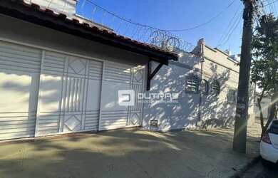 Imagem: A casa possui 3 Dormitórios, 1 Banheiro, 2 Vagas na garagem