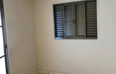 Imagem: A casa possui 2 Dormitórios, 1 Banheiro e está localizado