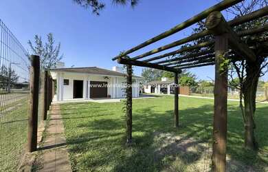 Imagem: A casa possui 2 Dormitórios, 3 Banheiros, 1 Vaga na garagem