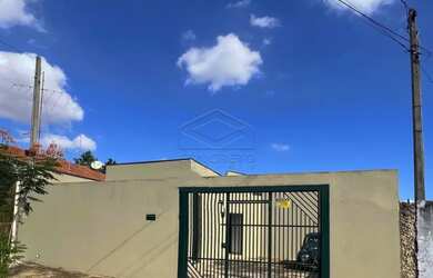 Imagem: A casa possui 2 Dormitórios, 1 Banheiro, 2 Vagas na garagem