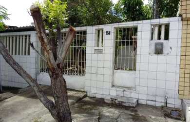 Imagem: A casa possui 2 Dormitórios, 1 Banheiro, 2 Vagas na garagem