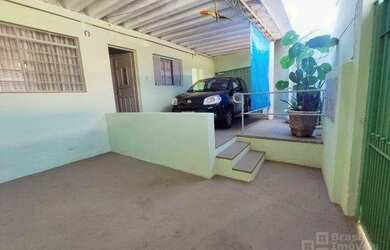 Imagem: A casa possui 4 Dormitórios, 2 Banheiros, 2 Vagas na garagem