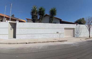 Imagem: A casa possui 3 Dormitórios, 2 Banheiros, 2 Vagas na garagem