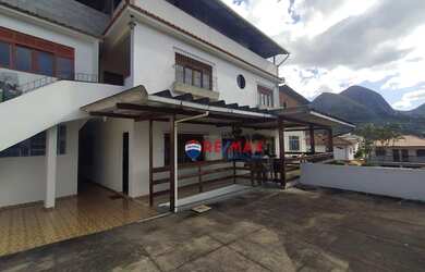 Imagem: A casa possui 3 Dormitórios, 1 Banheiro, 2 Vagas na garagem