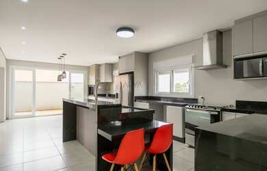 Imagem: A casa em condomínio possui 4 Dormitórios, 3 Banheiros, 4