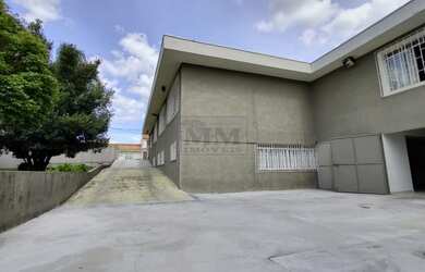 Imagem: A casa possui 4 Dormitórios, 4 Banheiros, 1 Vaga na garagem