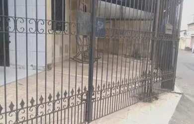 Imagem: A casa possui 3 Dormitórios, 3 Banheiros, 2 Vagas na garagem