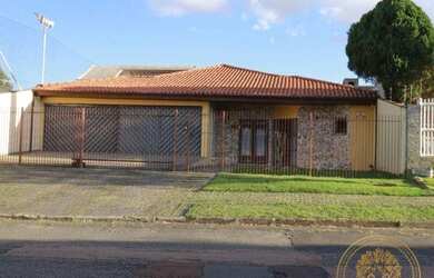 Imagem: A casa possui 4 Dormitórios, 5 Banheiros, 5 Vagas na garagem