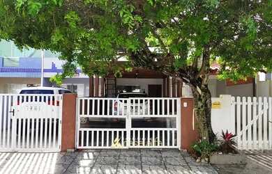 Imagem: A casa possui 3 Dormitórios, 2 Banheiros, 1 Vaga na garagem