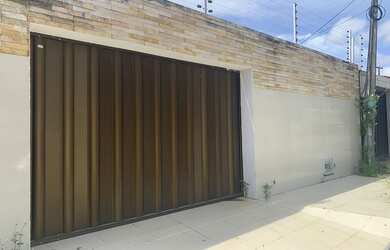 Imagem: A casa possui 3 Dormitórios, 4 Banheiros, 2 Vagas na garagem