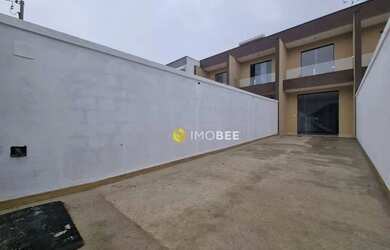 Imagem: A casa possui 2 Dormitórios, 2 Banheiros, 2 Vagas na garagem