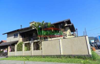 Imagem: A casa possui 5 Dormitórios, 4 Banheiros, 2 Vagas na garagem