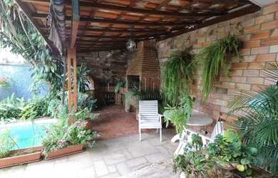 Imagem: A casa possui 4 Dormitórios, 3 Banheiros, 5 Vagas na garagem