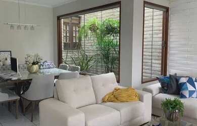 Imagem: A casa possui 2 Dormitórios, 2 Banheiros, 2 Vagas na garagem