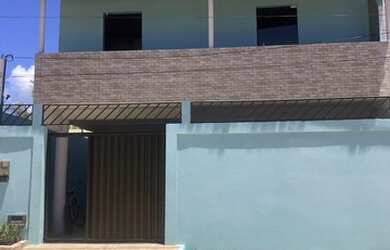 Imagem: A casa possui 3 Dormitórios, 2 Banheiros, 2 Vagas na garagem