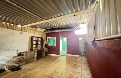 Imagem: A casa possui 2 Dormitórios, 2 Banheiros, 2 Vagas na garagem