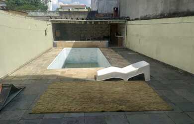 Imagem: A casa possui 3 Dormitórios, 3 Banheiros, 4 Vagas na garagem