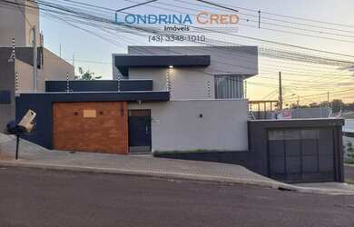 Imagem: A casa possui 3 Dormitórios, 2 Banheiros, 4 Vagas na garagem