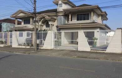 Imagem: A casa possui 5 Dormitórios, 5 Banheiros, 3 Vagas na garagem