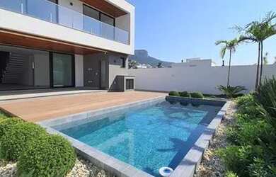 Imagem: A casa possui 3 Dormitórios, 3 Banheiros, 2 Vagas na garagem