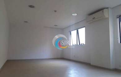 Imagem: O depósito possui 3 Vagas na garagem, 96m² de Área e está