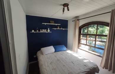 Imagem: A casa possui 3 Dormitórios, 2 Banheiros, 2 Vagas na garagem