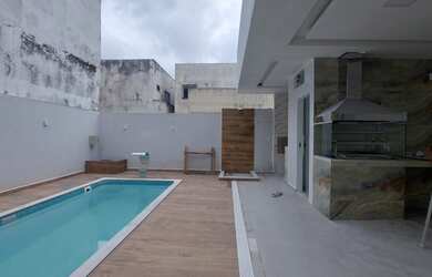 Imagem: A casa possui 4 Dormitórios, 5 Banheiros, 2 Vagas na garagem