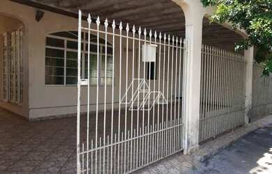 Imagem: A casa possui 4 Dormitórios, 2 Banheiros, 3 Vagas na garagem