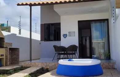 Imagem: A casa possui 3 Dormitórios, 2 Banheiros, 1 Vaga na garagem