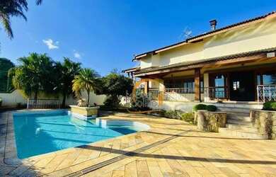 Imagem: A casa possui 4 Dormitórios, 5 Banheiros, 5 Vagas na garagem