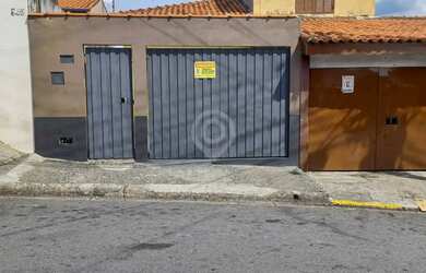 Imagem: A casa possui 3 Dormitórios, 1 Banheiro, 2 Vagas na garagem