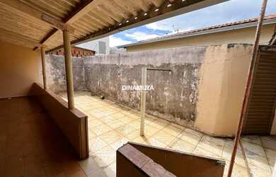 Imagem 12: Casa com garagem coberta e cozinha ampla, recém-reformada