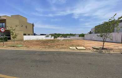 Imagem: O terreno possui 300m² de Área e está localizado em Recanto